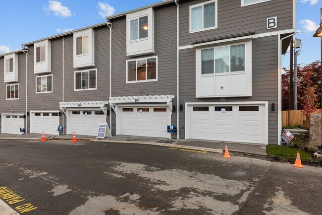 Building Photo - Modern 3 Bedroom Townhome with Designer Finishes in Lynnwood
