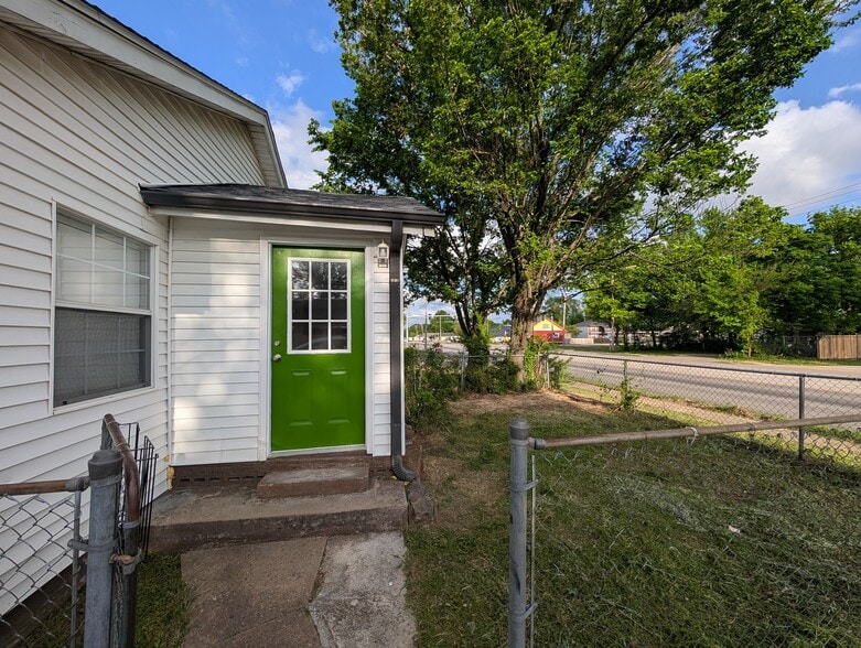 Building Photo - 1318 W Huntsville Ave