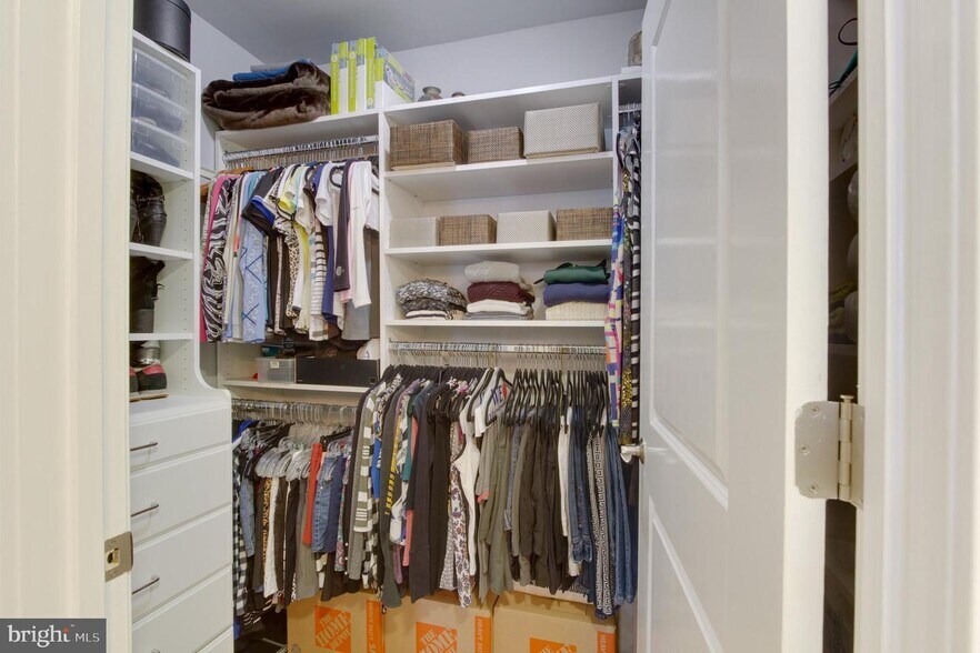 Walk In Closet - 11990 Market St