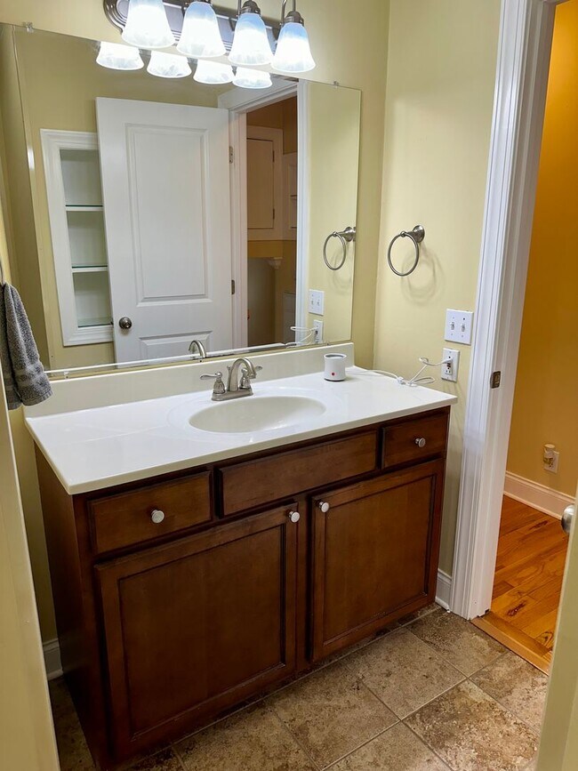 Building Photo - 3  bedroom 1.5 bath now available in Oolte...
