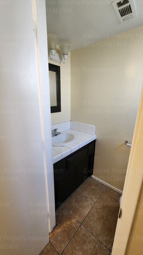 Building Photo - 2 bedroom, 1.5 bathroom townhome located near schools, shopping, restaurants, & Kern Medical Hosp...