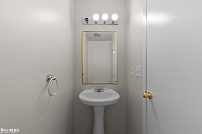 Building Photo - 2012 Orchard Crest St