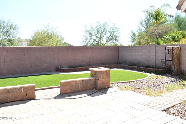 Building Photo - 2219 W Spur Dr