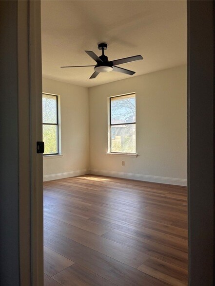 Building Photo - 2101 Mistletoe Ave