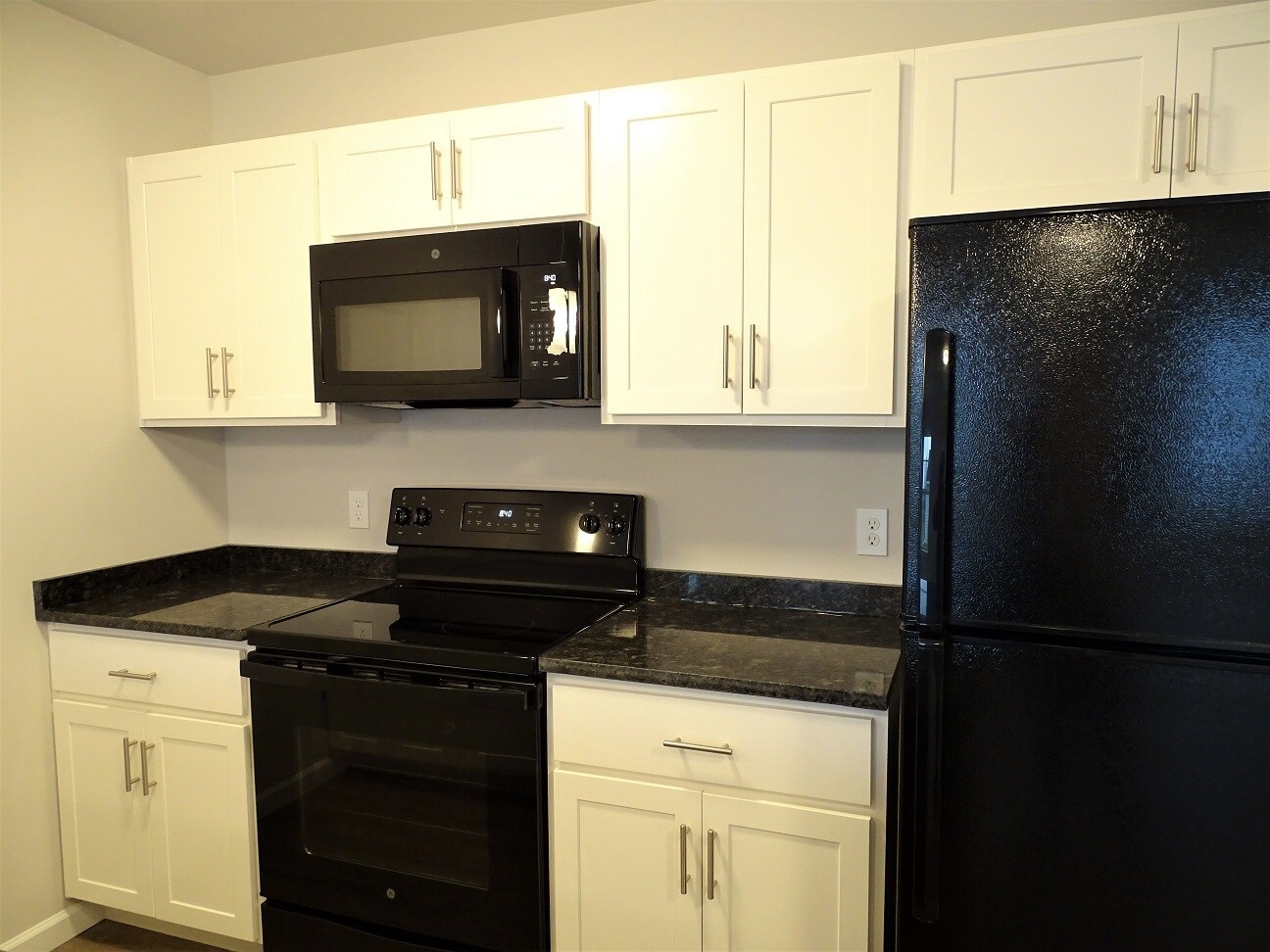Building Photo - 14 Cobblestone Ct