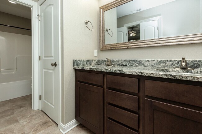 Building Photo - Perfect Single Family Home in Norwalk