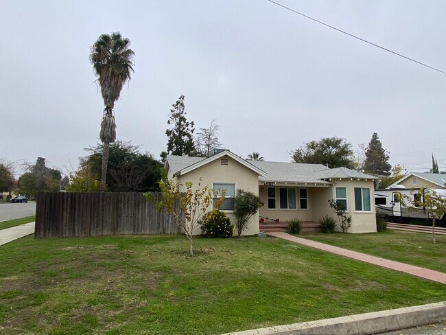 Building Photo - Follow the yellow brick to this Remodeled 2 BD 1 BA House in NE Bakersfield