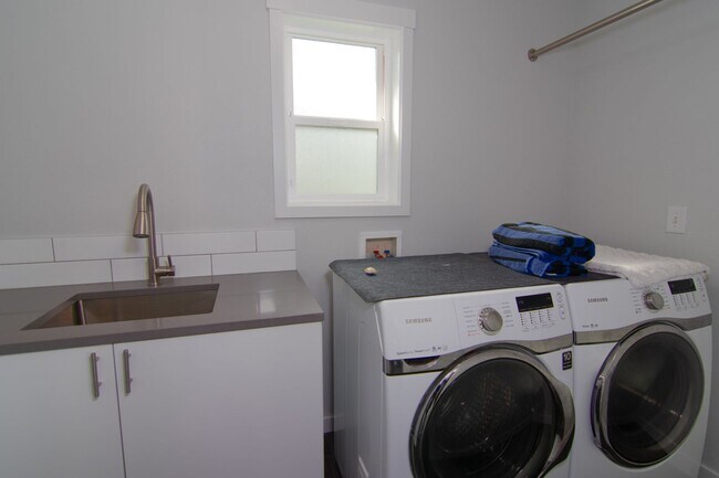 Building Photo - 3 Bed 2 Bath fully updated home adjacent to park & shopping