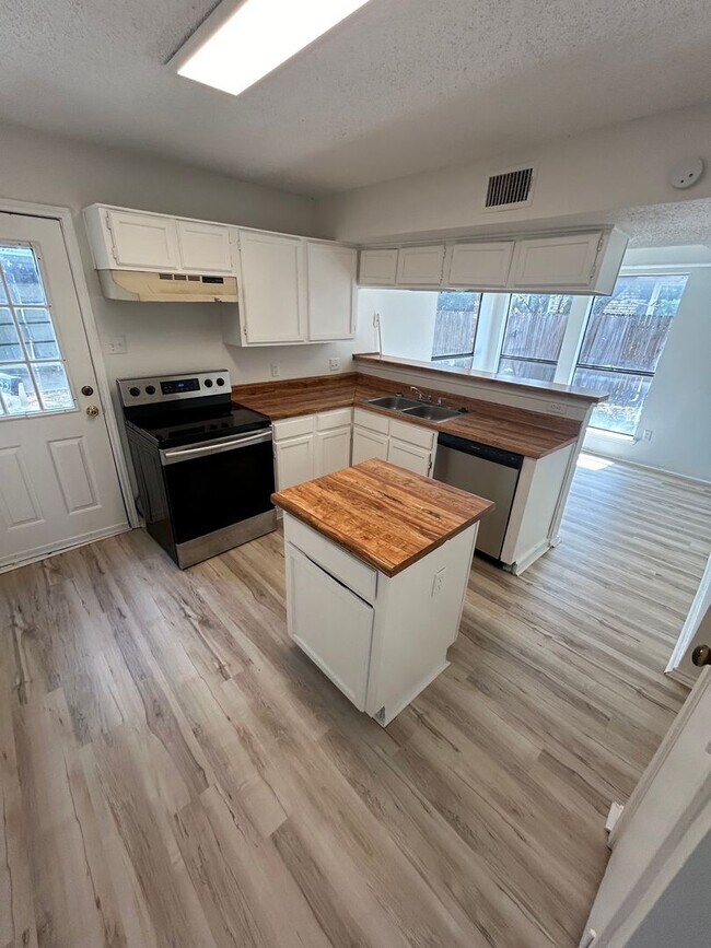 Building Photo - Come and see this well-kept beautiful home today!