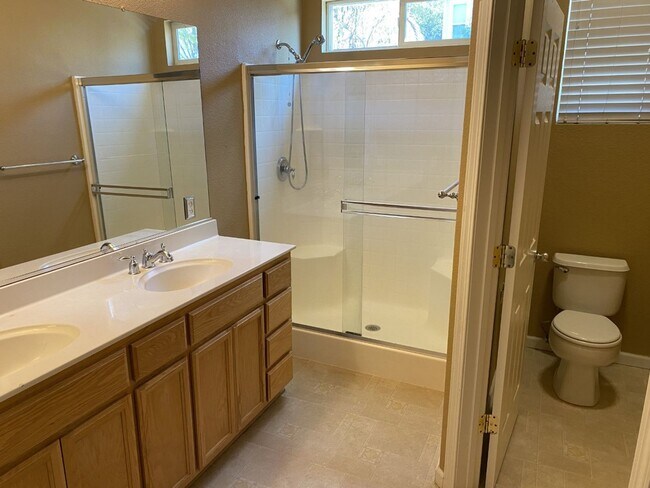 Building Photo - Newer 3 Bed, 2 Bath with HUGE Kitchen and ...