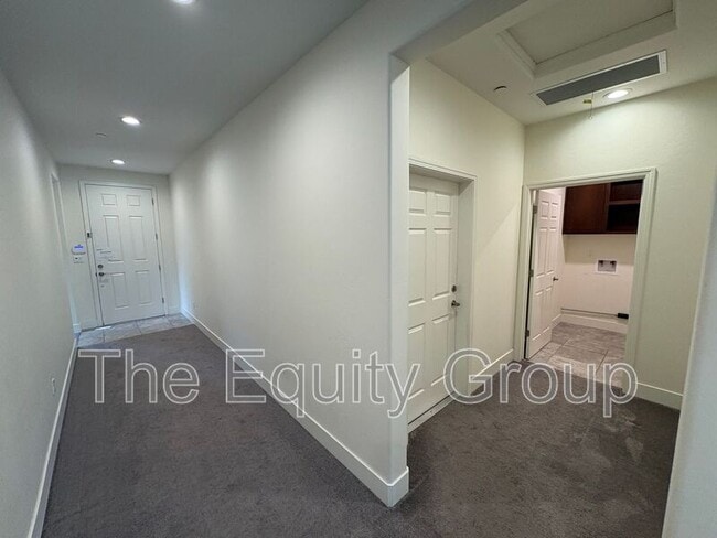 Building Photo - 2234 S Oakhurst Ct