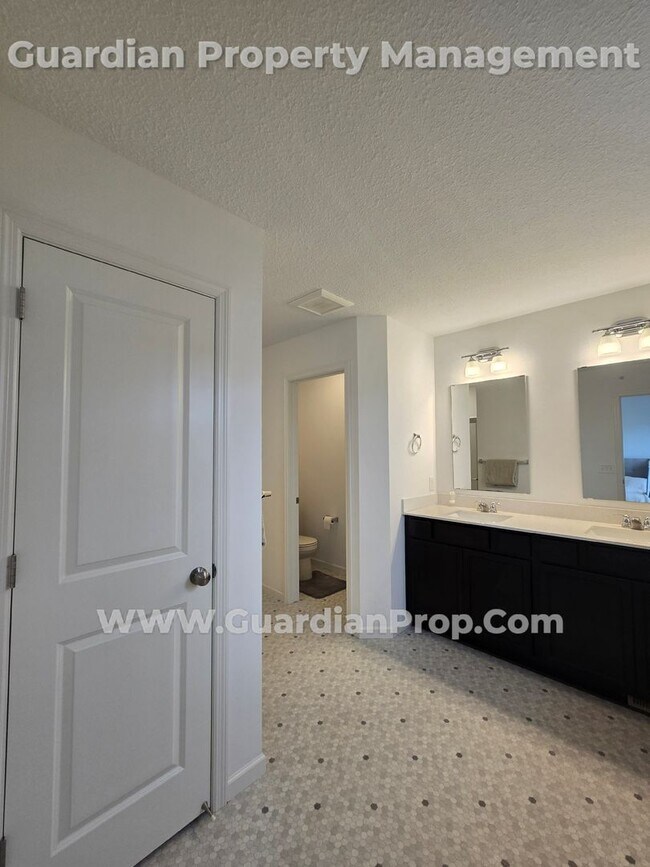 Building Photo - Lake Elmo Townhouse, Newer build, 2 Car Ga...