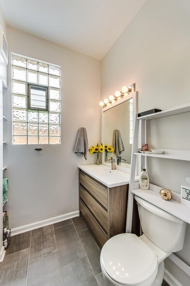 Building Photo - 2145 W Thomas St