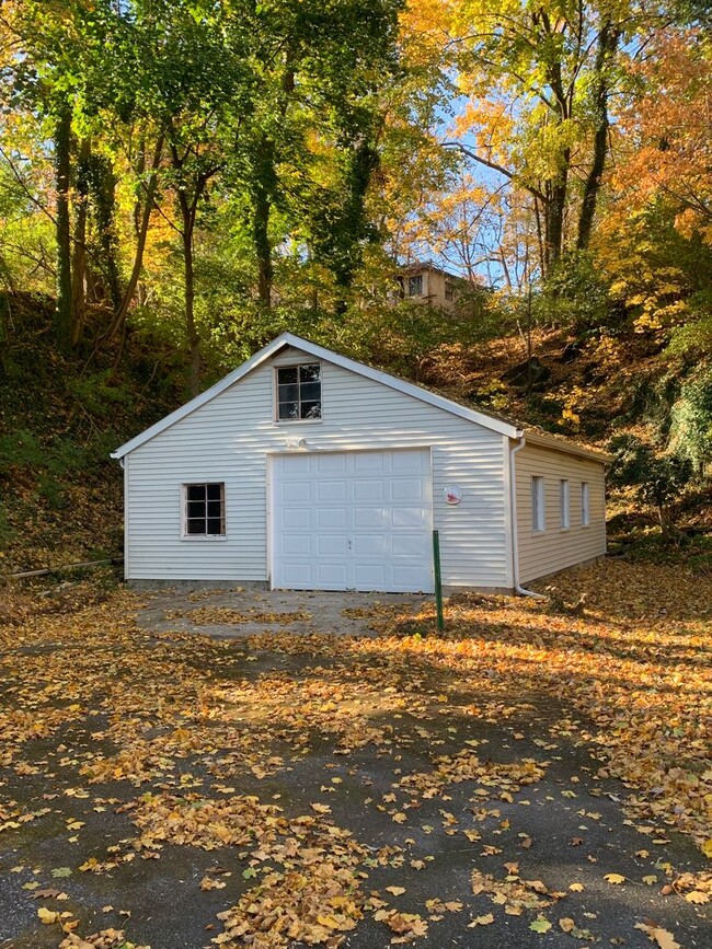 Building Photo - 1880 S Delaware Dr