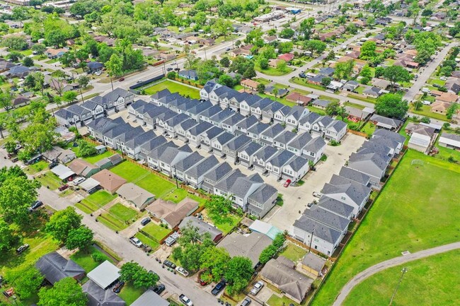 Building Photo - 6713 Parker Grv Ln