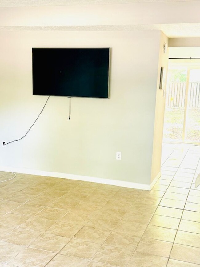 Building Photo - End unit town  house walking distance to b...