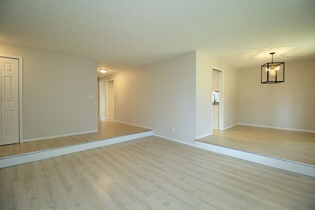 Building Photo - Freshly Remodeled Sprawling 3 Bed, 2 Bath ...