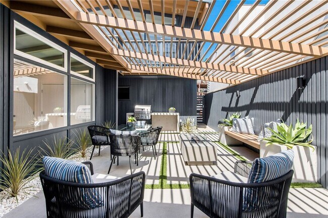 Building Photo - 816 The Strand