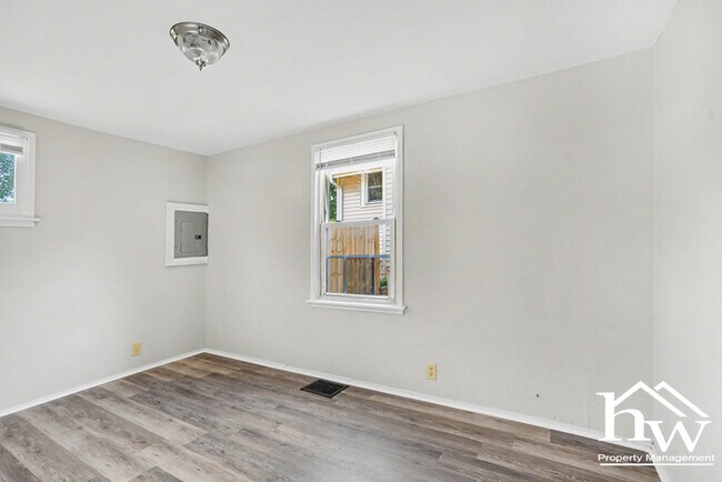 Building Photo - Cute Two Bedroom