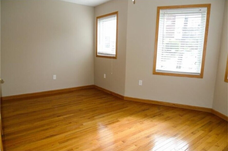 Building Photo - 20 E Amanda Ave