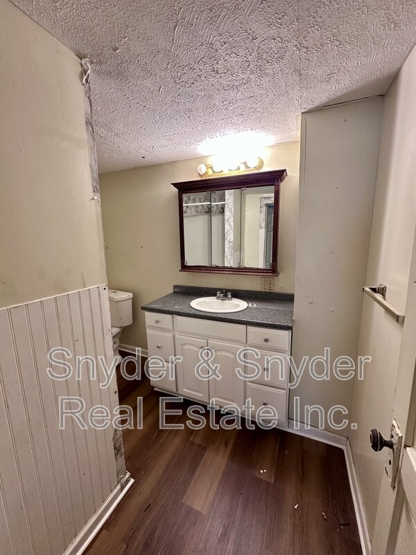 Building Photo - 208 Denver St