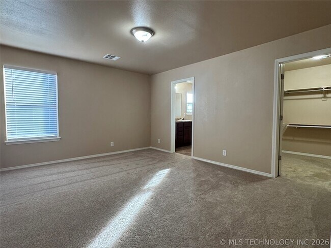 Building Photo - 14750 S Hickory Pl