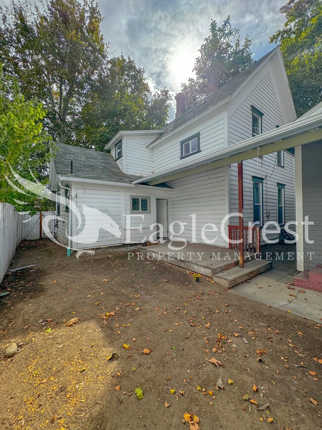 Building Photo - Downtown Walla Walla 4 Bedroom Farmhouse with Modern Comforts $200.00 OFF 2nd MONTHS RENT!!!