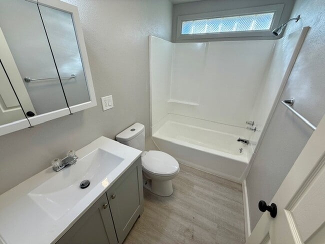 Building Photo - Remodeled 2-Bedroom