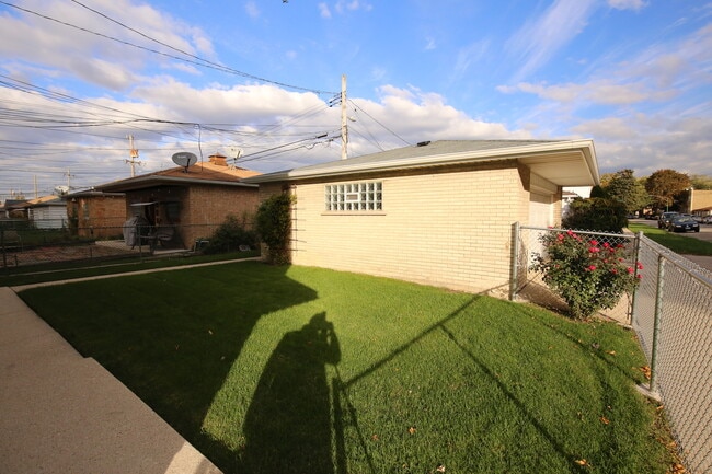 Building Photo - 5501 N Mango Ave