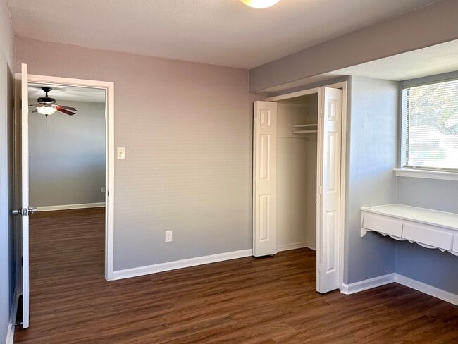 Building Photo - 3 Bedroom / 2 Bath