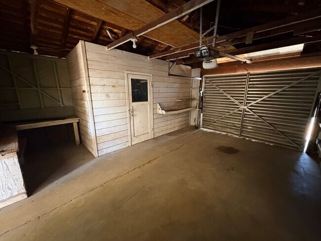 Building Photo - 1216 N Conyer St