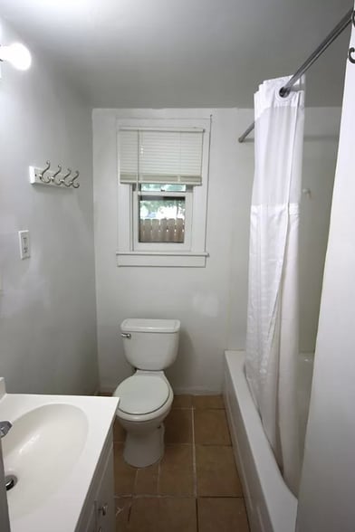 Building Photo - 113 S Chicago St