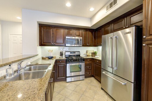 Building Photo - Immaculate 2 Bedroom Irvine Condo