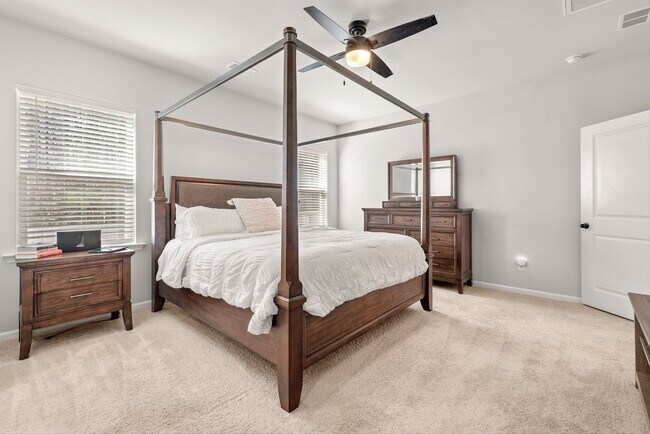 Building Photo - Modern Moncks Corner Home!