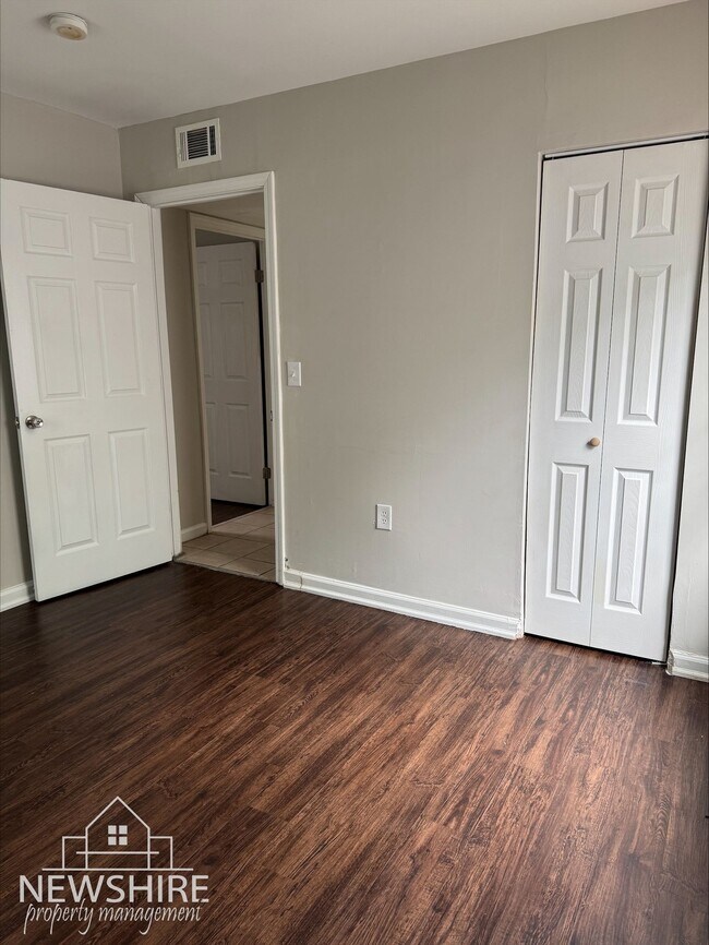 Building Photo - Hampton Avenue Apartments — Comfortable Greenville Living Close to Everything