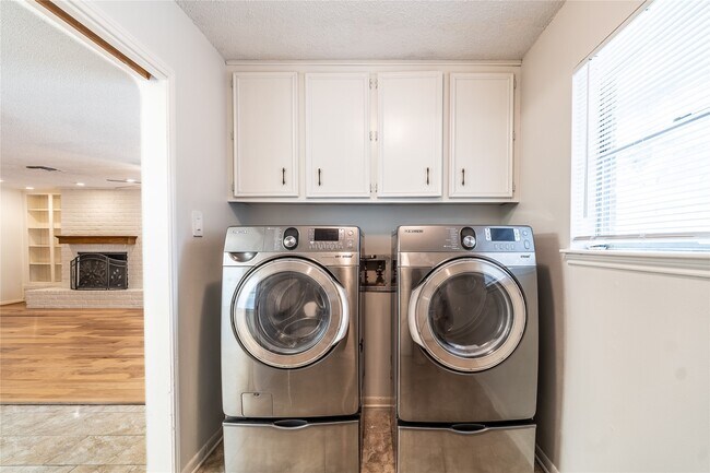 Building Photo - 12910 Shady Knoll Ln