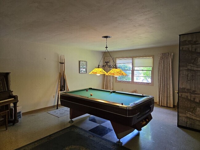 Building Photo - Spacious 4-bedroom family home features ga...