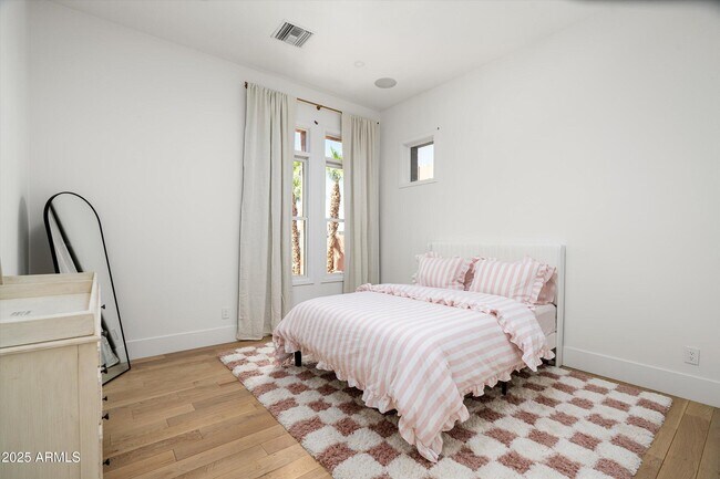 Building Photo - 54 W Palm Ln