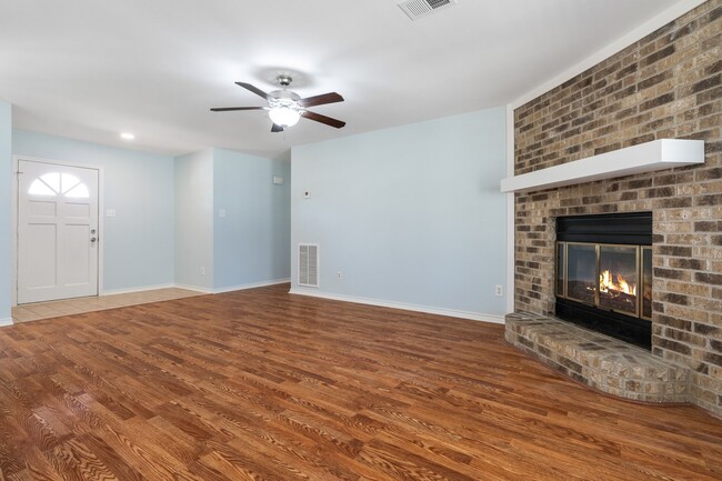 Building Photo - 9134 Lakeside Dr