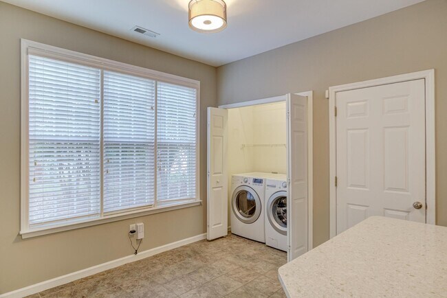 Building Photo - 1007 Brickstone Dr