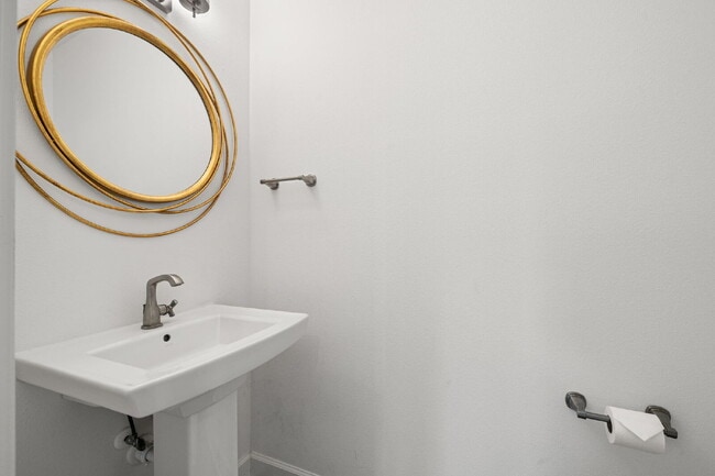 Building Photo - BEAUTIFUL Townhome For Rent in Downtown St Petersburg!