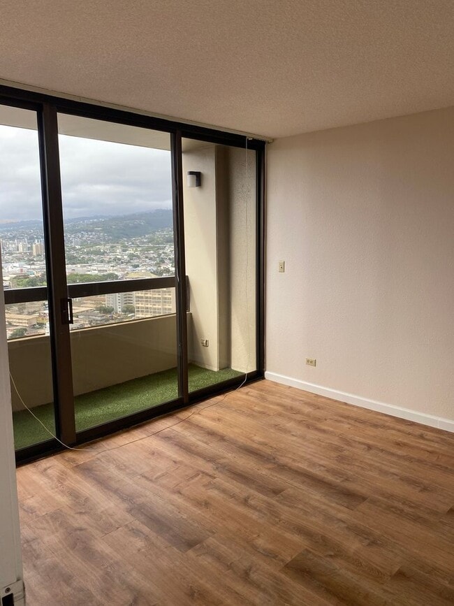 Building Photo - 2499 Kapiolani Blvd