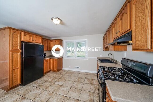 Building Photo - 4 Bedroom Pet-Friendly Home in Louisville,...