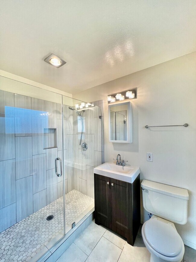 Building Photo - Stunning 2B/2BA house available w/ Large B...