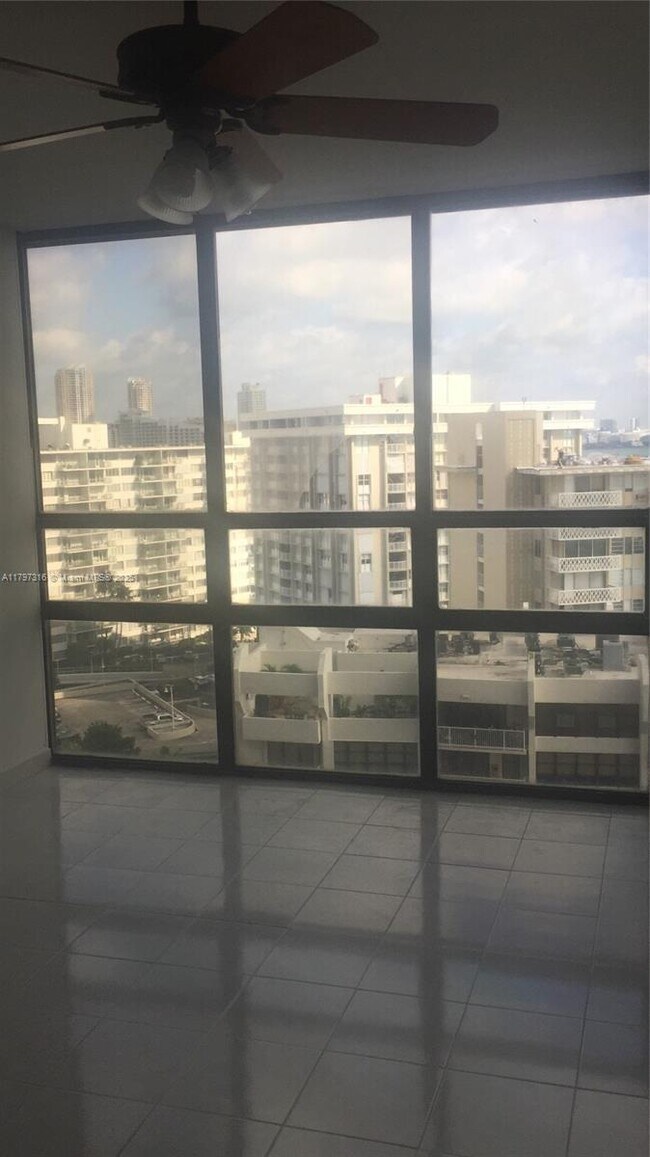 Building Photo - 1450 Brickell Bay Dr
