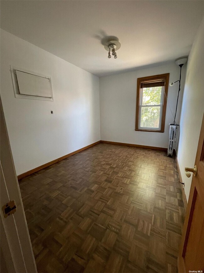 Building Photo - 70-10 68th Pl