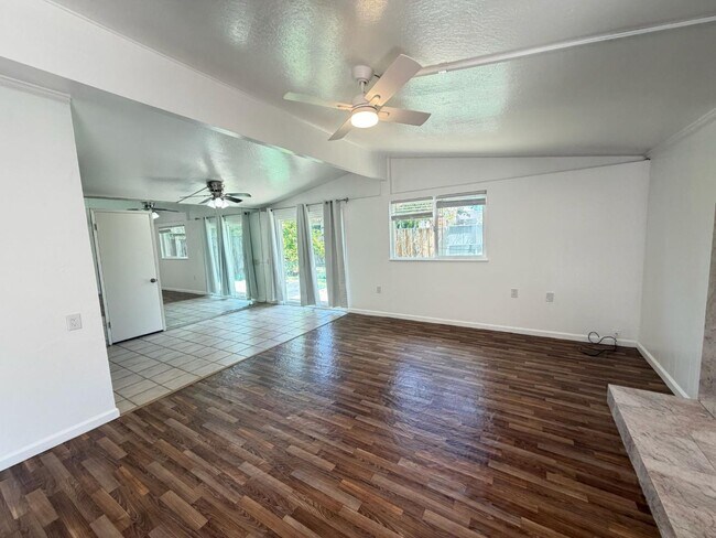 Building Photo - 10670 Minette Dr