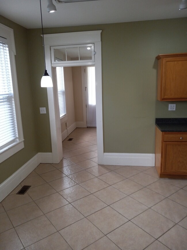 Building Photo - 904 E Chestnut St