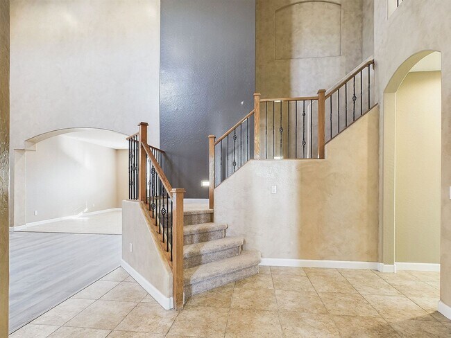 Building Photo - Carefree Hwy/27th Dr Gorgeous 6 Bedrooms/4 Bath 3695 Sq Ft Home