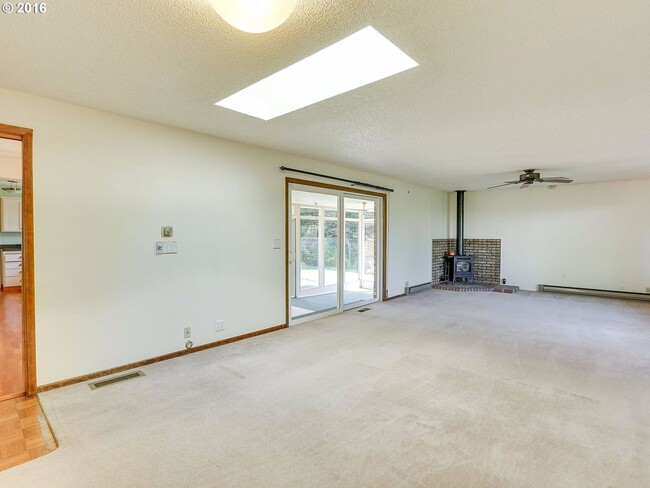 Building Photo - Great 3br/1.5ba home in Northeast Portland